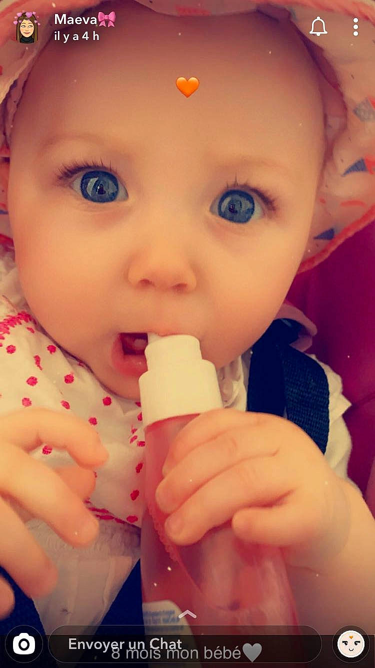 Enaya participe au concours pour gagner de l'argent avec cette photo : baby_toddler_clothing, cheek, drinkware, eyelash, facial_expression, finger, food, food_craving, gesture, hand, happy, lip, mouth, nail, nose, person, pink, skin, surprise, thumb