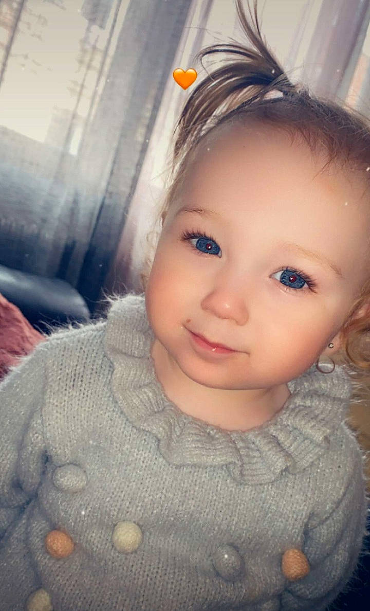 Enaya participe au concours pour gagner de l'argent avec cette photo : baby_toddler_clothing, cap, cheek, chin, eyebrow, eyelash, flash_photography, forehead, happy, head, headpiece, human_body, iris, jaw, lip, neck, nose, person, skin, smile