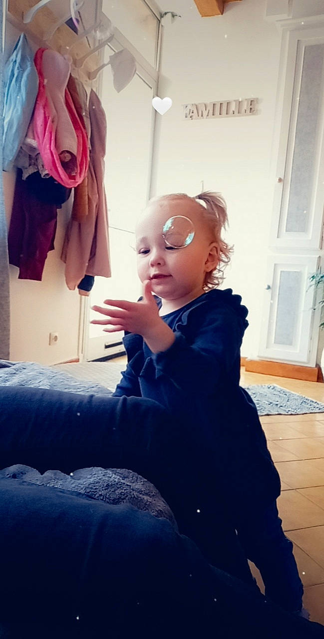 Enaya a rejoint le concours — aidez-le/la à gagner de superbes lots ! blond, door, electric_blue, eyewear, fashion_accessory, fashion_design, flash_photography, formal_wear, fun, fur, happy, hat, human, human_leg, magenta, person, shoulder, sitting, sleeve, toddler