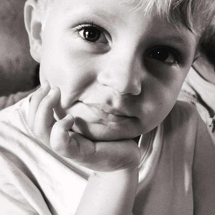 Gael a rejoint le concours — aidez-le/la à gagner de superbes lots ! black_and_white, casual_clothing, child, close_up, cute, emotion, expression, eyes, face, hair, hand, indoor, monochrome, person, portrait, pose, resting, skin, thoughtful, young