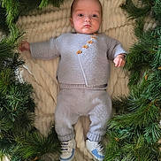 Andréa a rejoint le concours — aidez-le/la à gagner de superbes lots ! baby, infant, knitwear, greenery, pine_branches, blanket, footwear, shoes, mickey_mouse, lying_down, portrait, indoors, cute, child, holiday, seasonal, cozy, soft_texture, peaceful, newborn