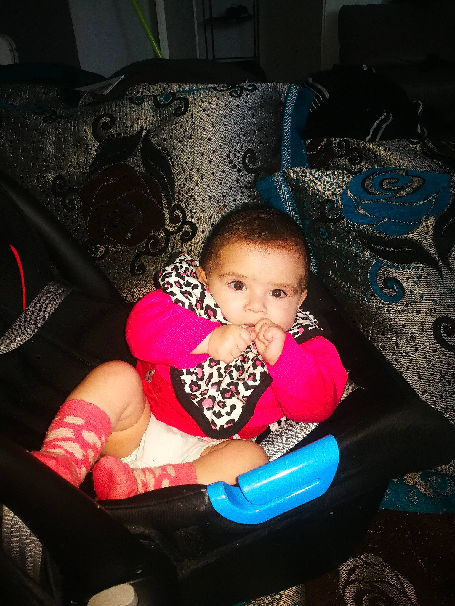 Illanna participe au concours pour gagner de l'argent avec cette photo : arm, baby, baby_carriage, baby_toddler_clothing, car_seat, child, comfort, event, flash_photography, fun, happy, human_leg, knee, lap, leg, magenta, person, sitting, thigh, toddler