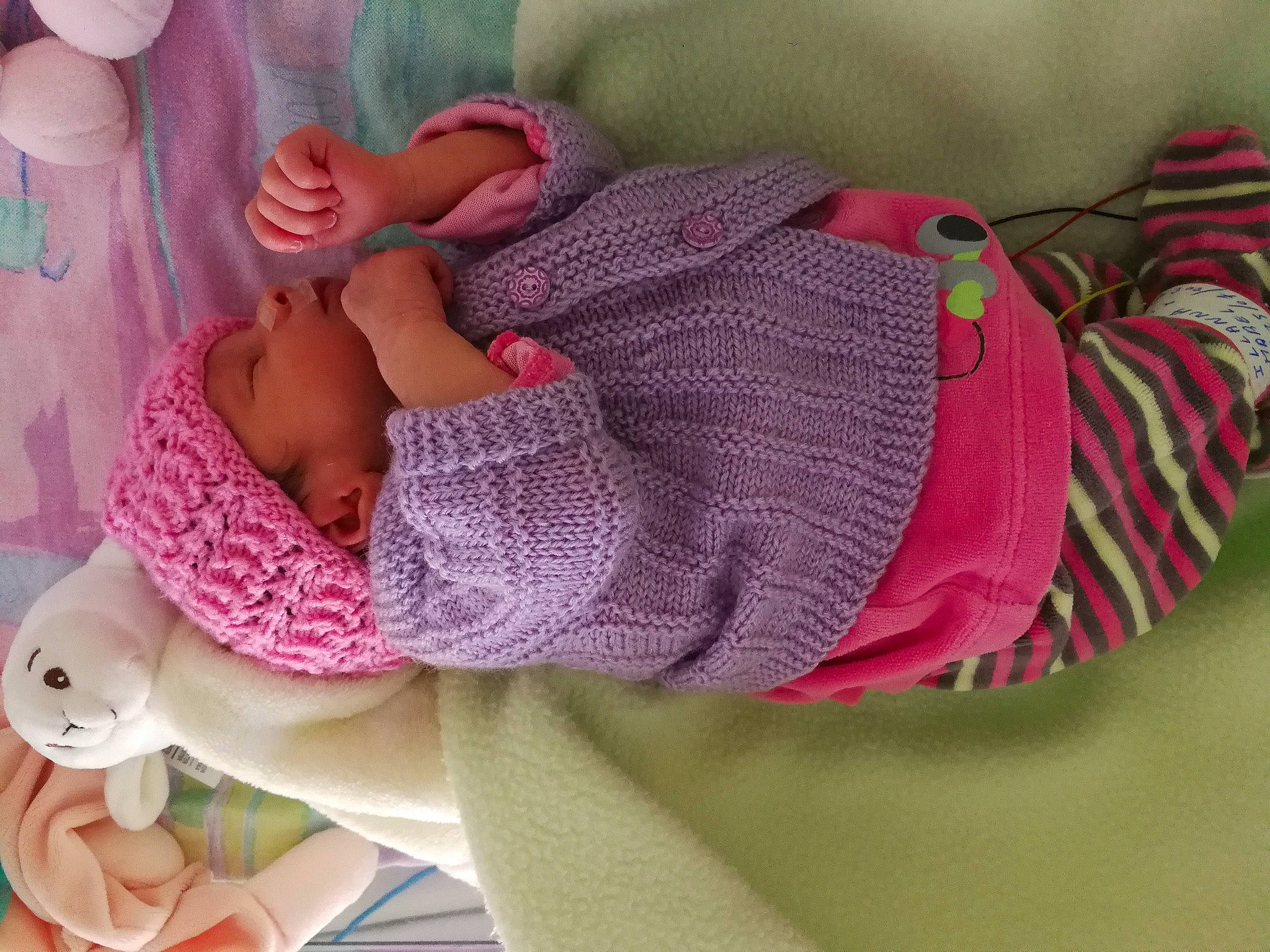 Illanna a rejoint le concours — aidez-le/la à gagner de superbes lots ! arm, baby, baby_toddler_clothing, comfort, creative_arts, finger, green, hand, head, headgear, magenta, organ, pattern, person, pink, purple, skin, sleeve, textile, toddler