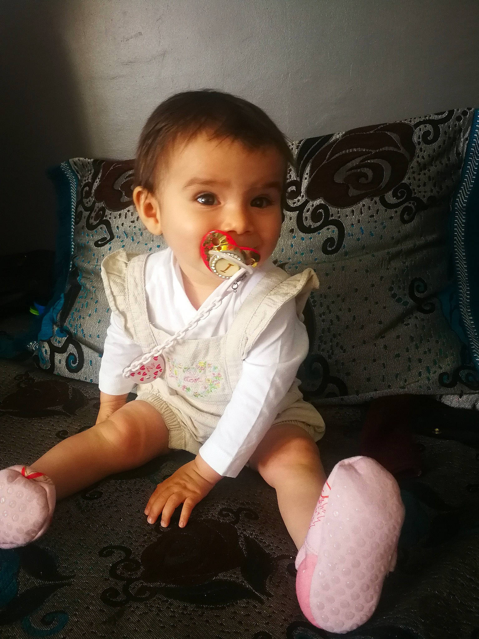 Illanna a rejoint le concours — aidez-le/la à gagner de superbes lots ! baby, baby_toddler_clothing, cheek, comfort, eye, flooring, head, human_leg, iris, knee, leg, lip, mouth, nose, person, skin, sleeve, sock, standing, toddler