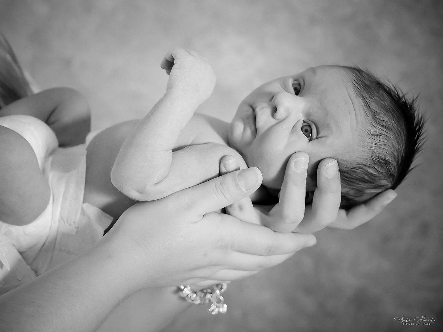 Luna a rejoint le concours — aidez-le/la à gagner de superbes lots ! arm, baby, cheek, cloud, comfort, eye, eyebrow, face, flash_photography, gesture, hair, hand, happy, head, iris, lip, mouth, nose, person, skin