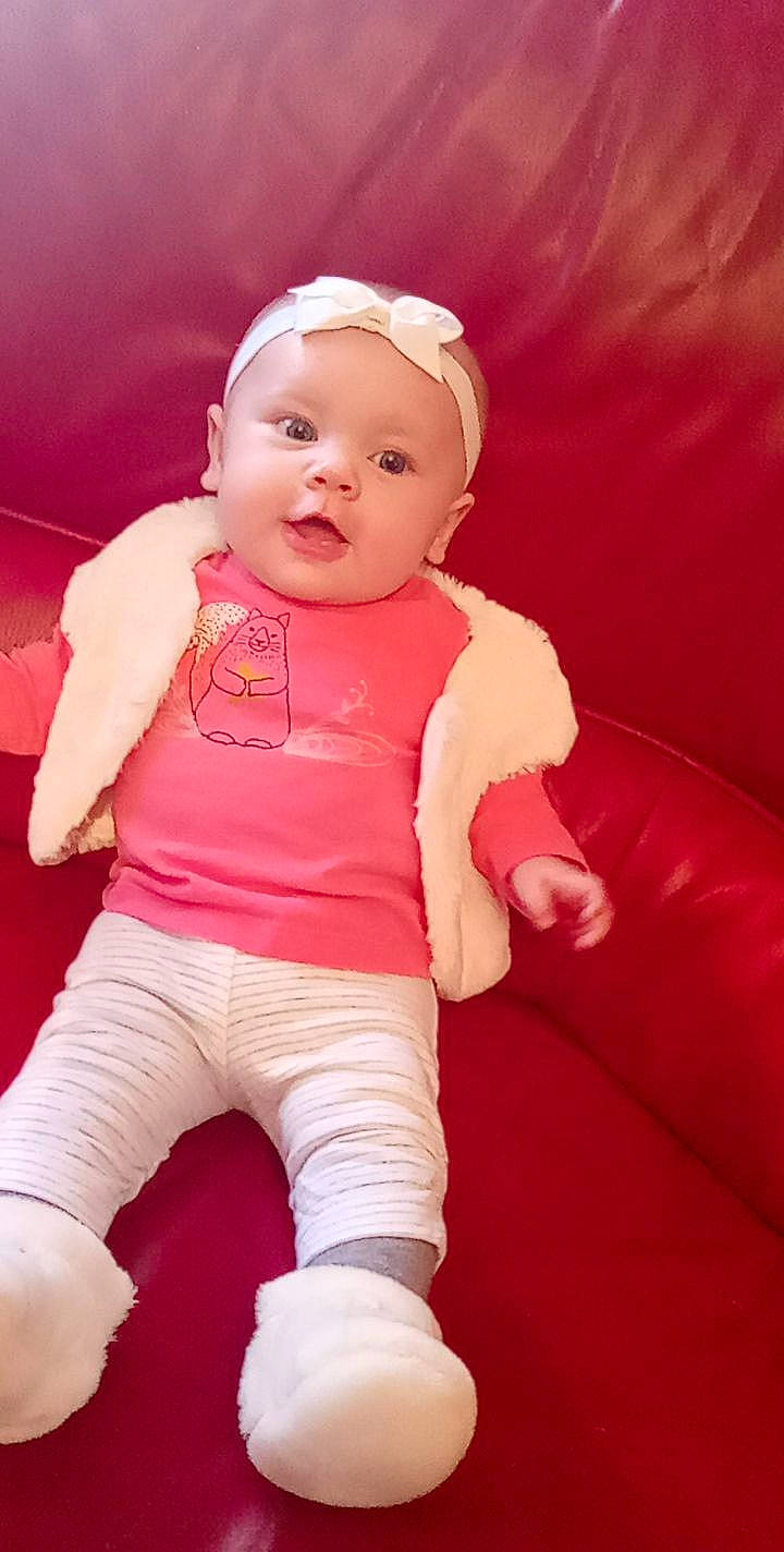 Oxana a rejoint le concours — aidez-le/la à gagner de superbes lots ! baby, baby_toddler_clothing, cheek, eye, face, finger, gesture, happy, head, human_body, lip, magenta, nose, person, pink, skin, sleeve, smile, textile, thumb