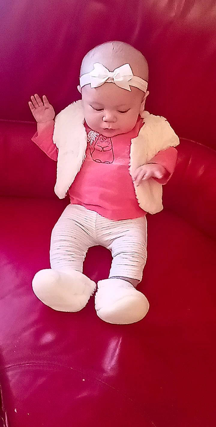 Oxana a rejoint le concours — aidez-le/la à gagner de superbes lots ! baby, baby_toddler_clothing, cap, cheek, eyewear, finger, fun, gesture, happy, head, headwear, human_body, human_leg, magenta, material_property, person, pink, red, sleeve, thigh