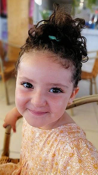 Elisa a rejoint le concours — aidez-le/la à gagner de superbes lots ! brown_hair, chair, cheek, child, chin, ear, eyebrow, eyelash, forehead, fun, happy, iris, joy, leisure, lip, makeover, neck, nose, person, skin