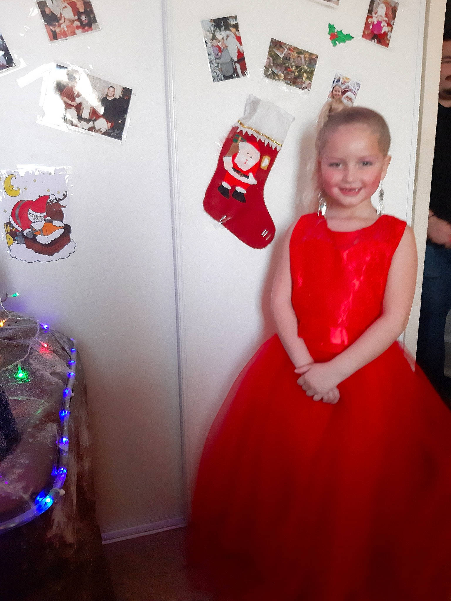 Ophelia a rejoint le concours — aidez-le/la à gagner de superbes lots ! child, costume, dress, formal_wear, gown, joy, person, pink, red, smile, toddler
