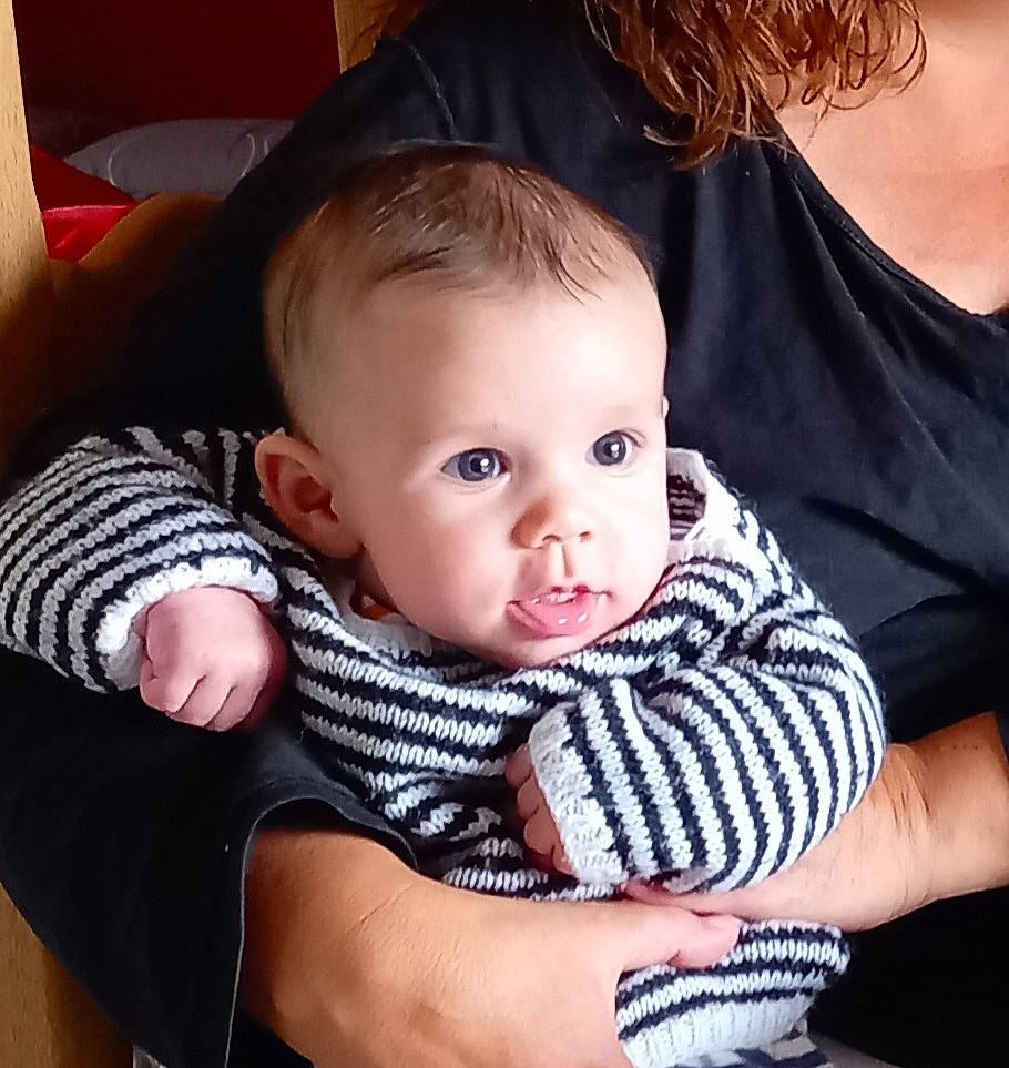 Yves participe au concours pour gagner de l'argent avec cette photo : baby, baby_toddler_clothing, cheek, child, comfort, cool, elbow, eye, facial_expression, finger, gesture, iris, joint, neck, organ, person, shoulder, skin, sleeve, toddler