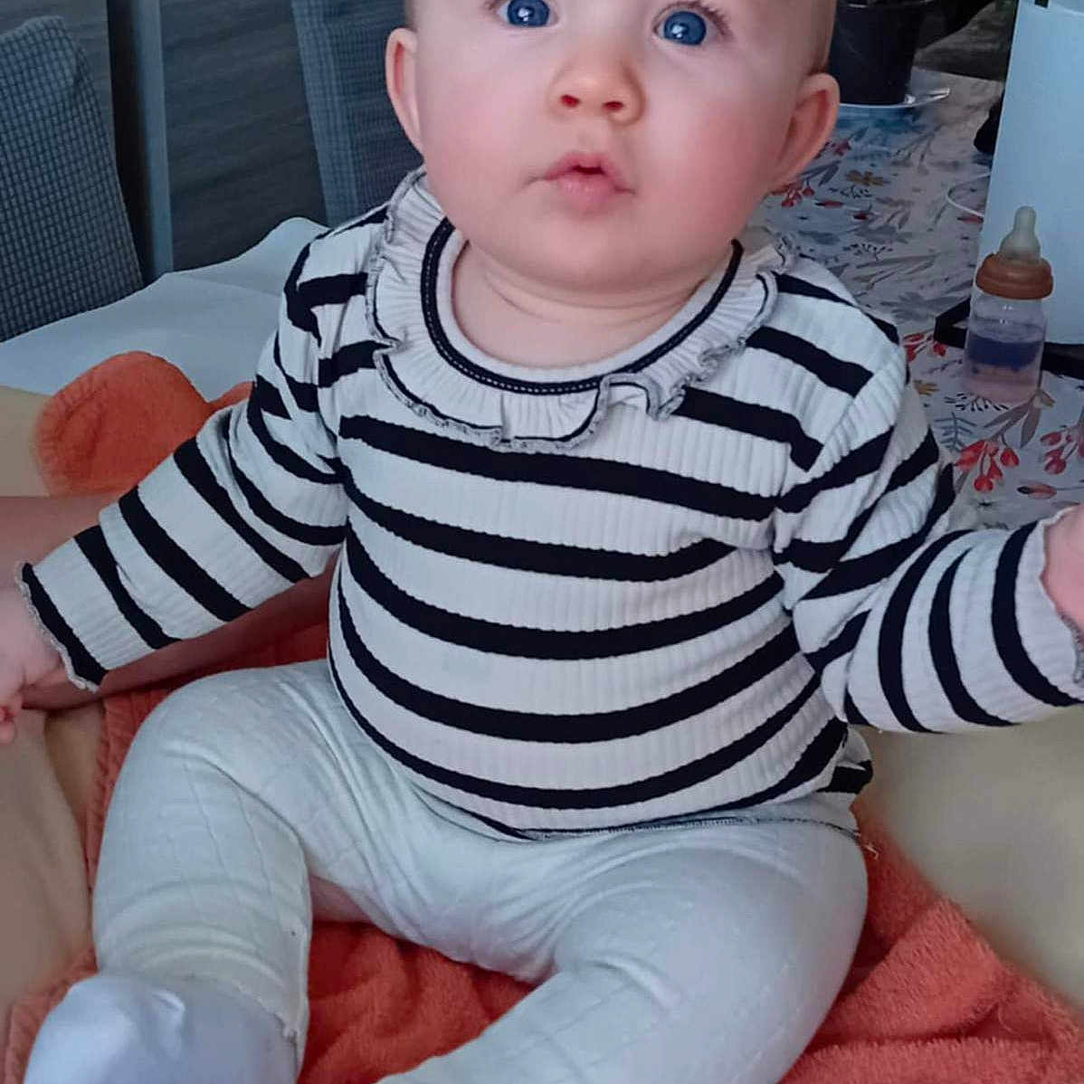 Athéna participe au concours pour gagner de l'argent avec cette photo : baby, blonde, bodypart, clothing, crawling, cushion, face, finger, hair, hand, head, homedecor, pants, people, person, photoframe, photography, portrait, sitting, sleeve