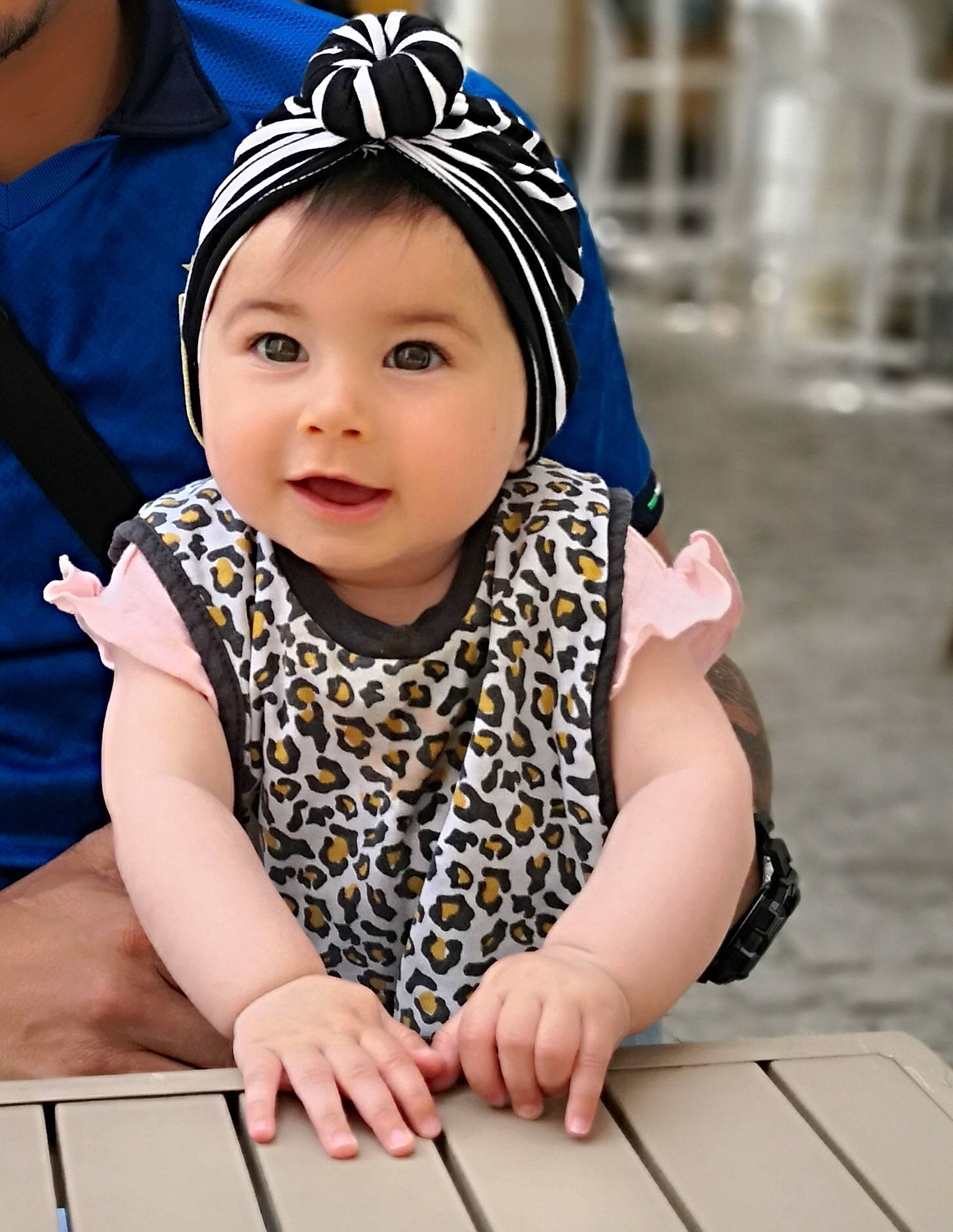 Vittoria participe au concours pour gagner de l'argent avec cette photo : baby, baby_toddler_clothing, beauty, blue, cap, facial_expression, finger, fun, hairstyle, hand, happy, headgear, headwear, leisure, person, photograph, recreation, skin, street_fashion, toddler