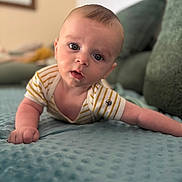 Paul a rejoint le concours — aidez-le/la à gagner de superbes lots ! baby, infant, blue_eyes, striped_clothing, blanket, couch, indoor, person, child, cute, portrait, close_up, soft_focus, head, face, skin, expression, young, lying_down, home