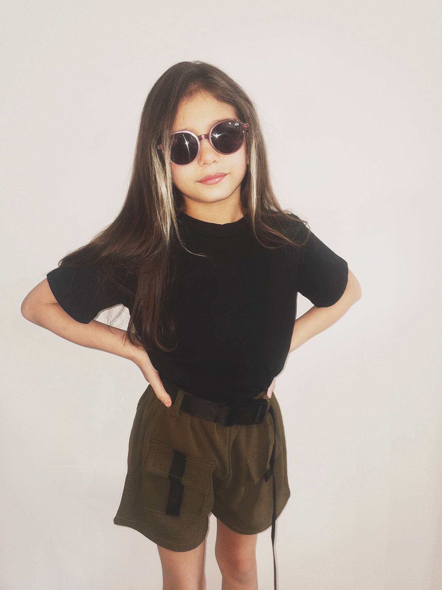 Kheira a rejoint le concours — aidez-le/la à gagner de superbes lots ! black_hair, cool, eyelash, eyewear, face, fashion_design, gesture, hairstyle, joint, lip, neck, person, shorts, shoulder, sleeve, sleeveless_shirt, sunglasses, t_shirt, thigh, vision_care