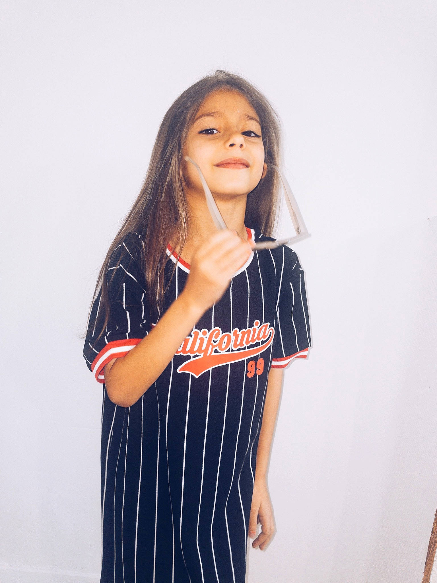 Kheira a rejoint le concours — aidez-le/la à gagner de superbes lots ! black_hair, chin, elbow, face, fashion_design, flash_photography, gesture, hair, happy, human_body, jersey, joy, lip, neck, person, shoulder, sleeve, smile, sportswear, t_shirt