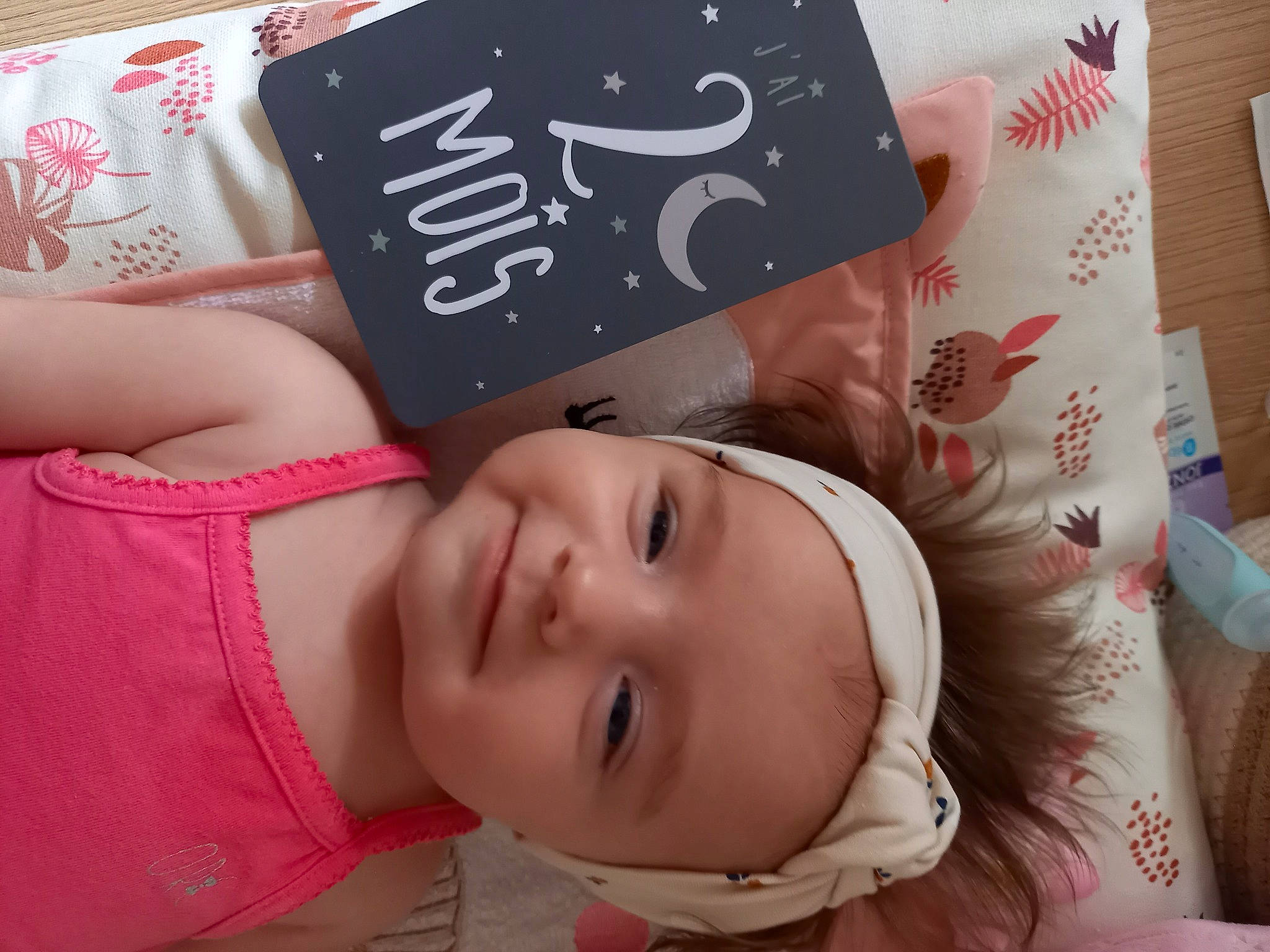 Sofia a rejoint le concours — aidez-le/la à gagner de superbes lots ! baby, baby_products, baby_toddler_clothing, book, cheek, child, eyelash, finger, font, happy, headgear, joy, linens, lip, person, pink, publication, reading, room, skin
