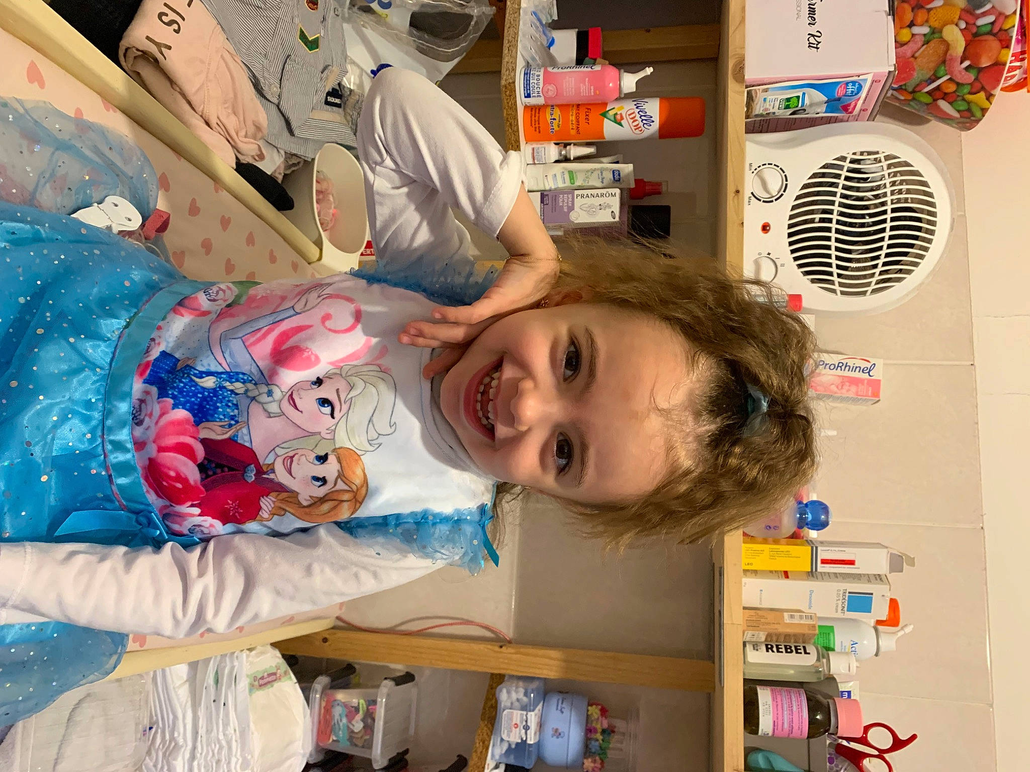 Elaya participe au concours pour gagner de l'argent avec cette photo : art, baby, child, fun, hairstyle, happy, joy, organ, people, person, photography, play, room, shelving, smile, snapshot, t_shirt, toddler, visual_arts