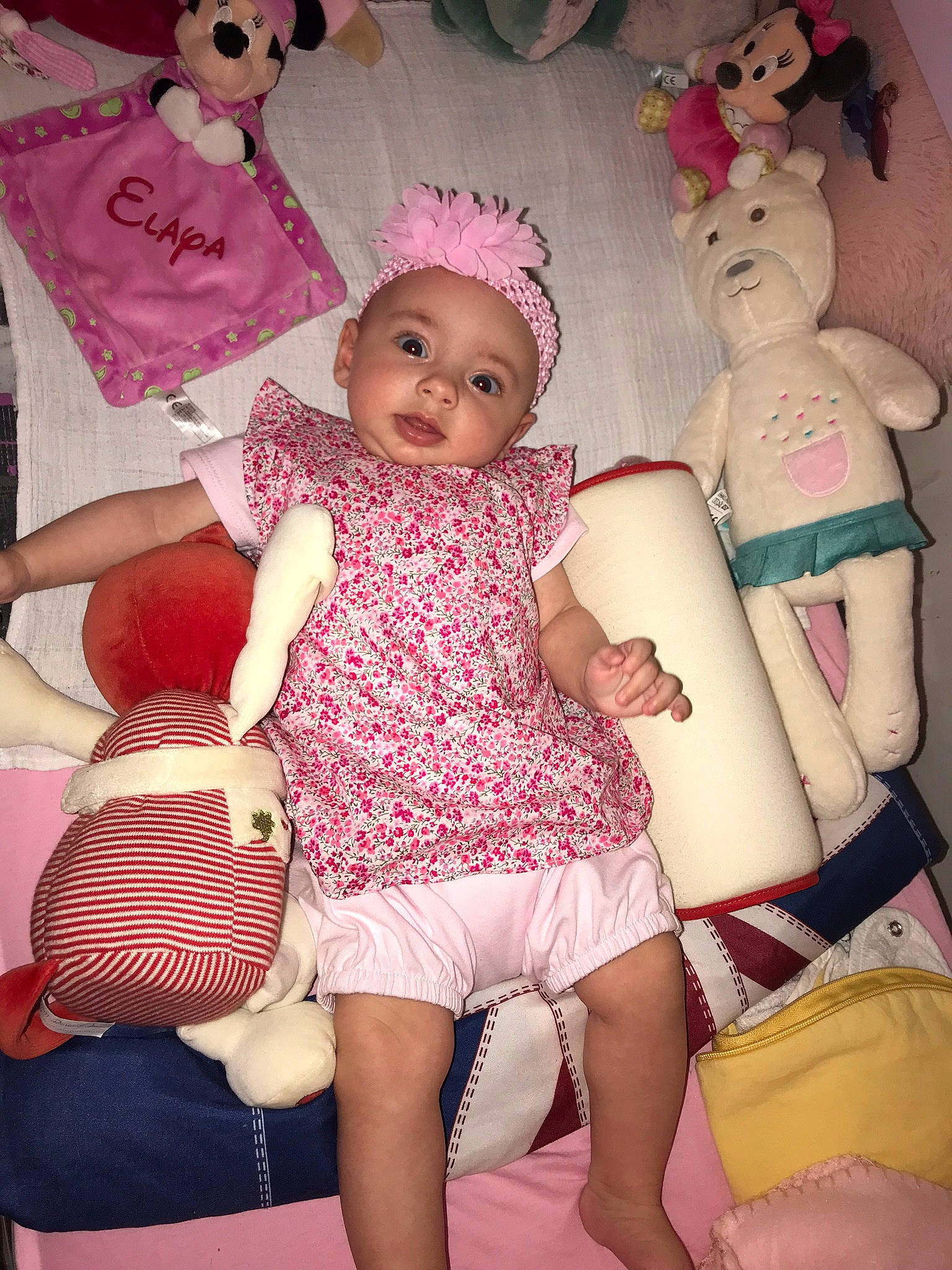 Elaya a rejoint le concours — aidez-le/la à gagner de superbes lots ! baby_toddler_clothing, cheek, comfort, eye, facial_expression, finger, fun, happy, head, headwear, human, human_body, lap, leg, organ, person, pink, red, skin, textile