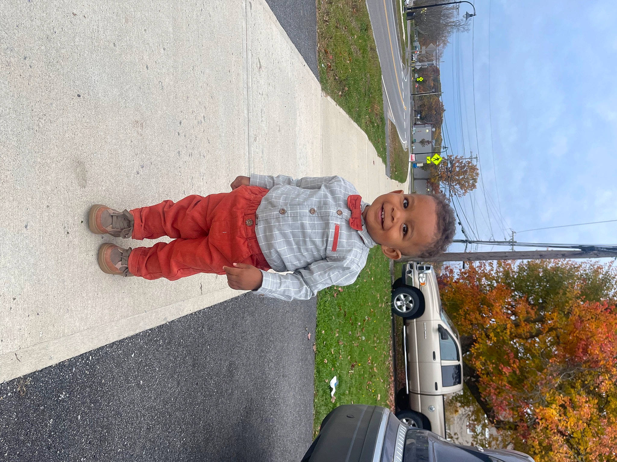 Ezequiel is registered to the contest to win money with this photo: asphalt, automotive_exterior, automotive_lighting, car, concrete, family_car, hood, joy, motor_vehicle, person, plant, road_surface, sidewalk, sky, tire, toddler, travel, tree, vehicle, vehicle_door