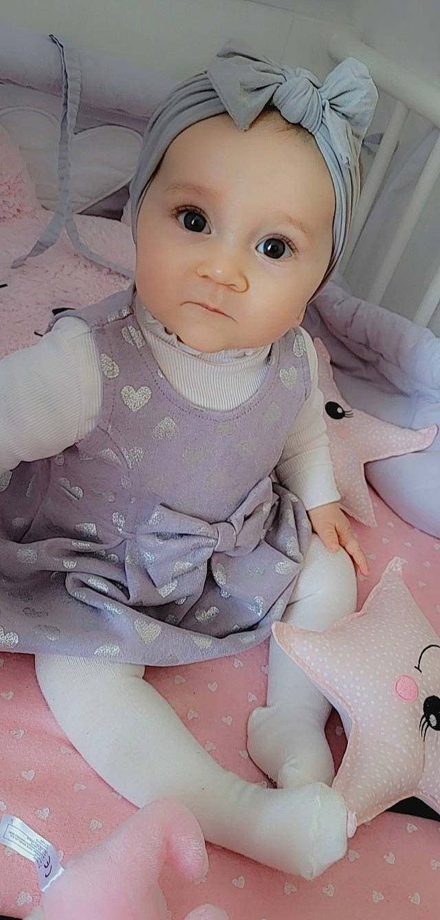 Lyana a rejoint le concours — aidez-le/la à gagner de superbes lots ! arm, baby, baby_products, baby_toddler_clothing, cheek, child, eye, eyelash, hand, head, lip, nose, person, pink, sitting, skin, sleeve, textile, toddler, toy