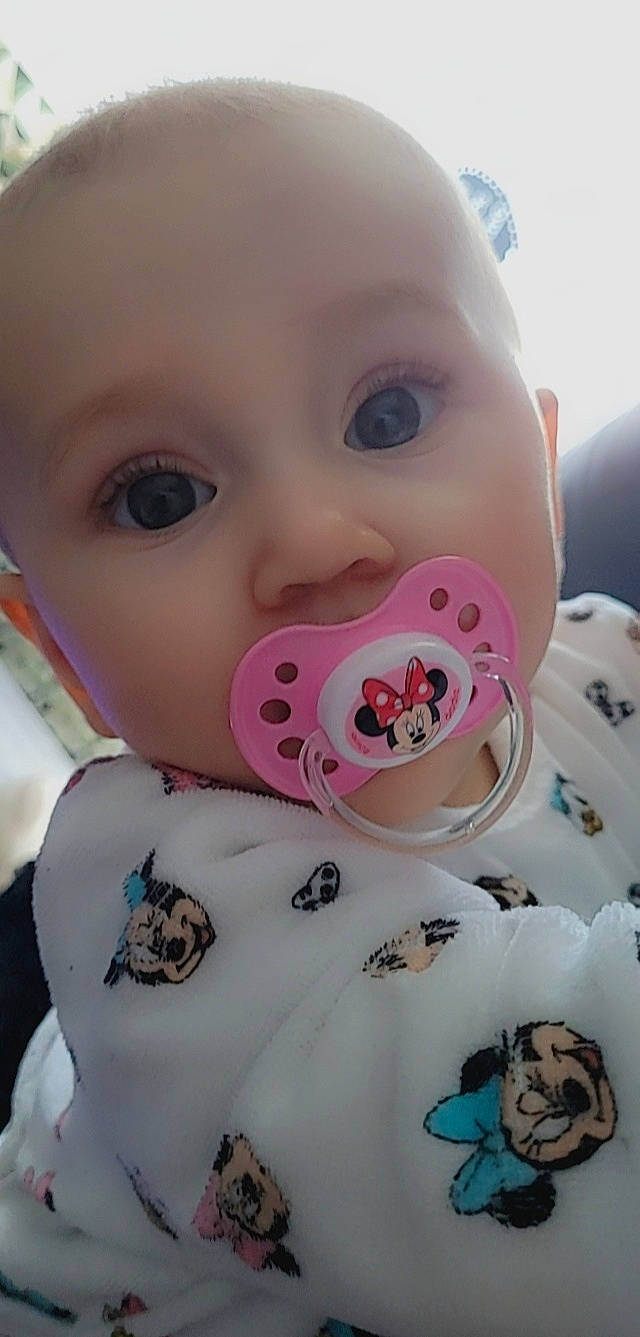 Lyana participe au concours pour gagner de l'argent avec cette photo : baby, baby_toddler_clothing, cheek, child, drinkware, eyelash, fun, happy, iris, lip, mouth, no_expression, nose, pattern, person, pink, skin, sleeve, surprise, textile