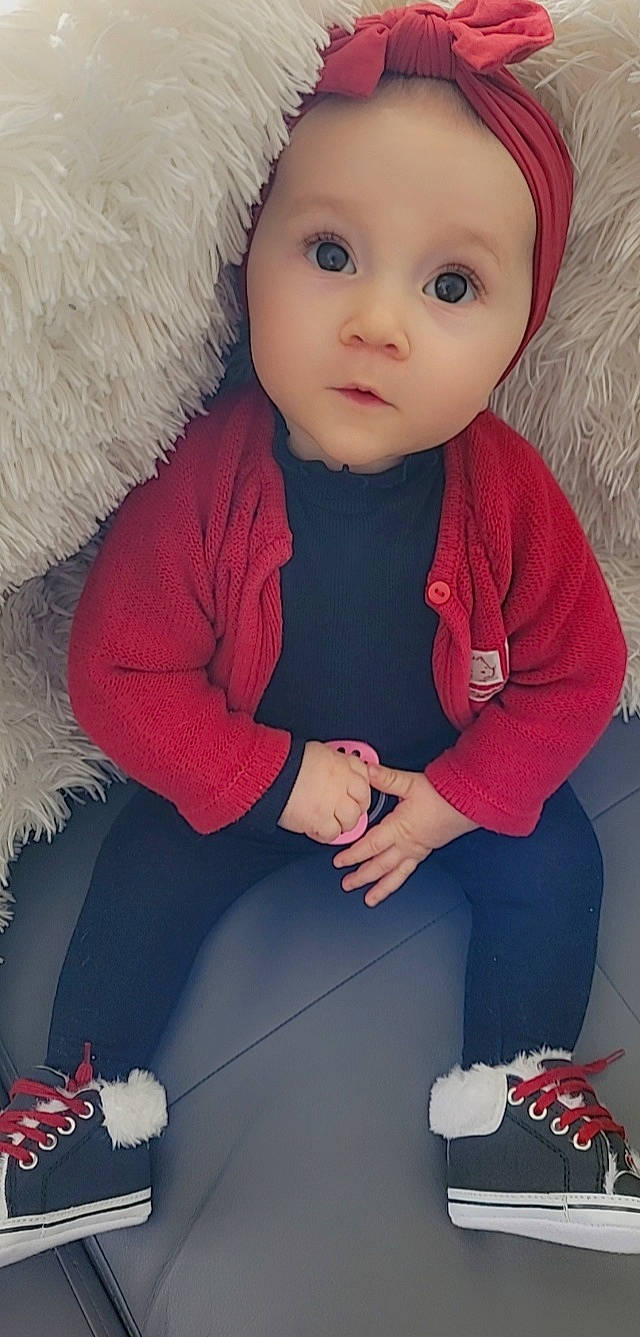 Lyana participe au concours pour gagner de l'argent avec cette photo : baby, baby_toddler_clothing, cheek, cool, electric_blue, eye, finger, gesture, happy, human_body, iris, joint, lip, outerwear, person, pink, red, shoe, skin, sleeve