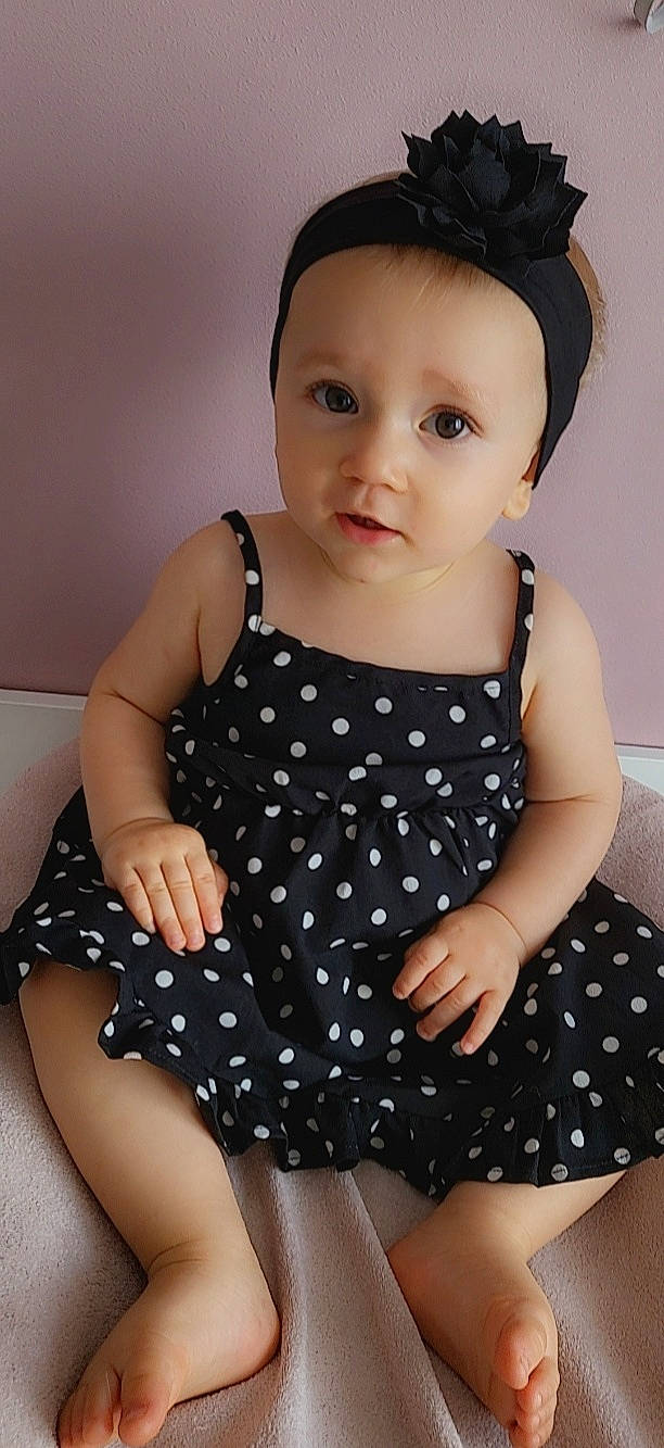 Lyana a rejoint le concours — aidez-le/la à gagner de superbes lots ! arm, baby_toddler_clothing, black, day_dress, dress, facial_expression, fashion, flash_photography, hairstyle, hand, joint, neck, one_piece_garment, organ, person, photograph, shoulder, skin, sleeve, waist