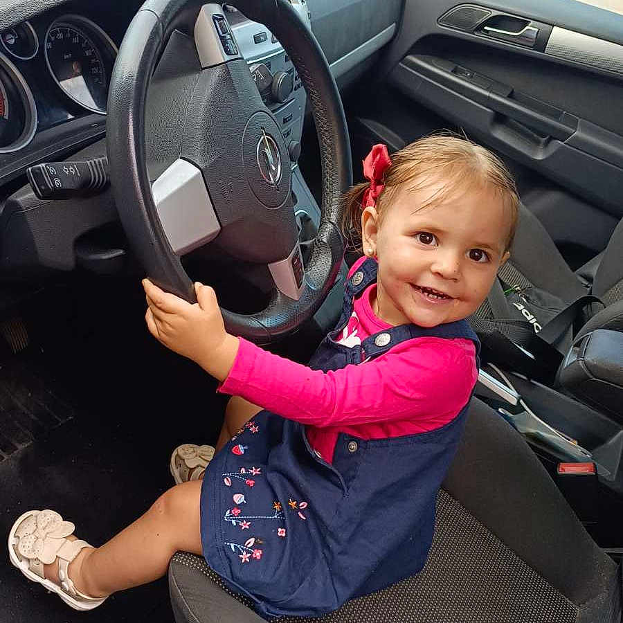 Alyannah participe au concours pour gagner de l'argent avec cette photo : alloywheel, car, car_interior, carseat, child, clothing, face, female, footwear, girl, head, machine, person, photography, portrait, shoe, sitting, transportation, vehicle, wheel