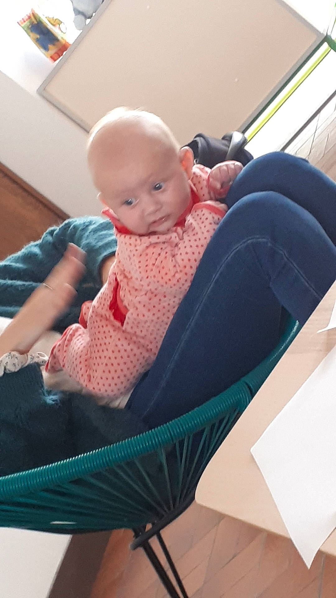 Liyah a rejoint le concours — aidez-le/la à gagner de superbes lots ! arm, baby, baby_carriage, baby_products, baby_safety, baby_toddler_clothing, car_seat, chair, child, comfort, fun, lap, leisure, mammal, person, room, sitting, skin, toddler, vacation