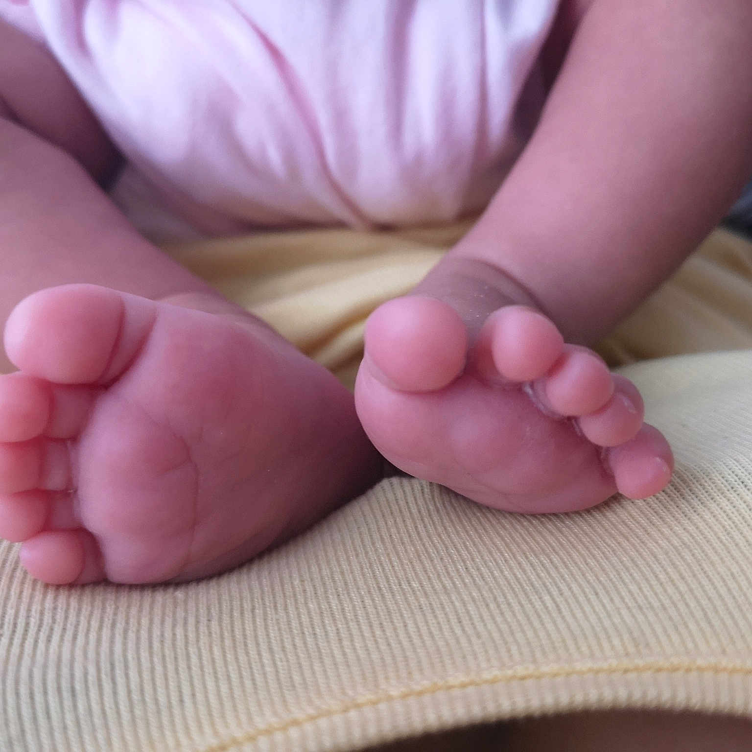 Luna a rejoint le concours — aidez-le/la à gagner de superbes lots ! baby, barefoot, child, close_up, finger, foot, hand, human_body, human_leg, leg, nail, pink, skin, sole, toddler, toe