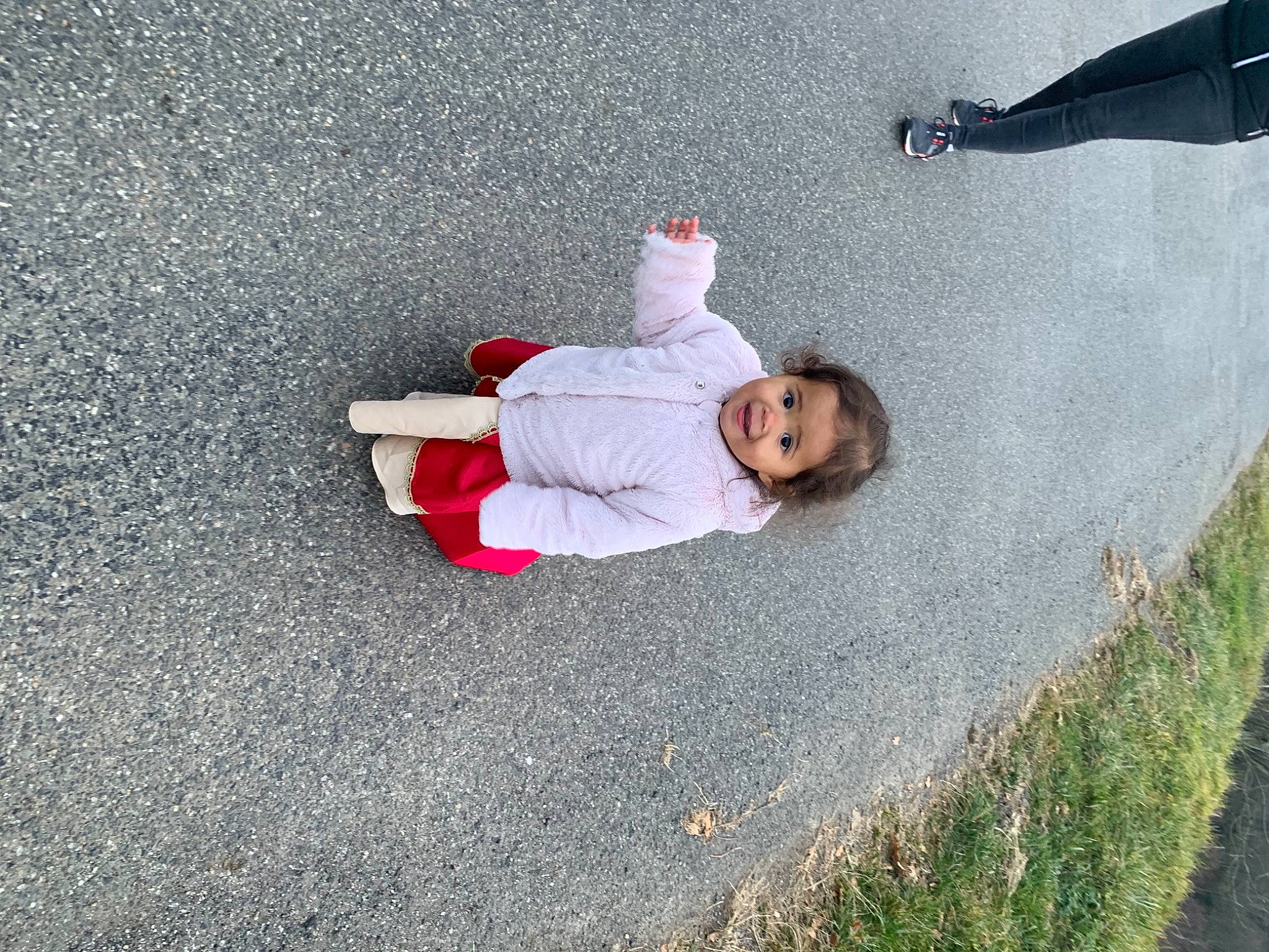 Maïly a rejoint le concours — aidez-le/la à gagner de superbes lots ! asphalt, carmine, child, city, concrete, fun, grass, leisure, line, pedestrian, people_in_nature, person, plant, road, road_surface, shadow, sidewalk, sitting, tar, tints_and_shades