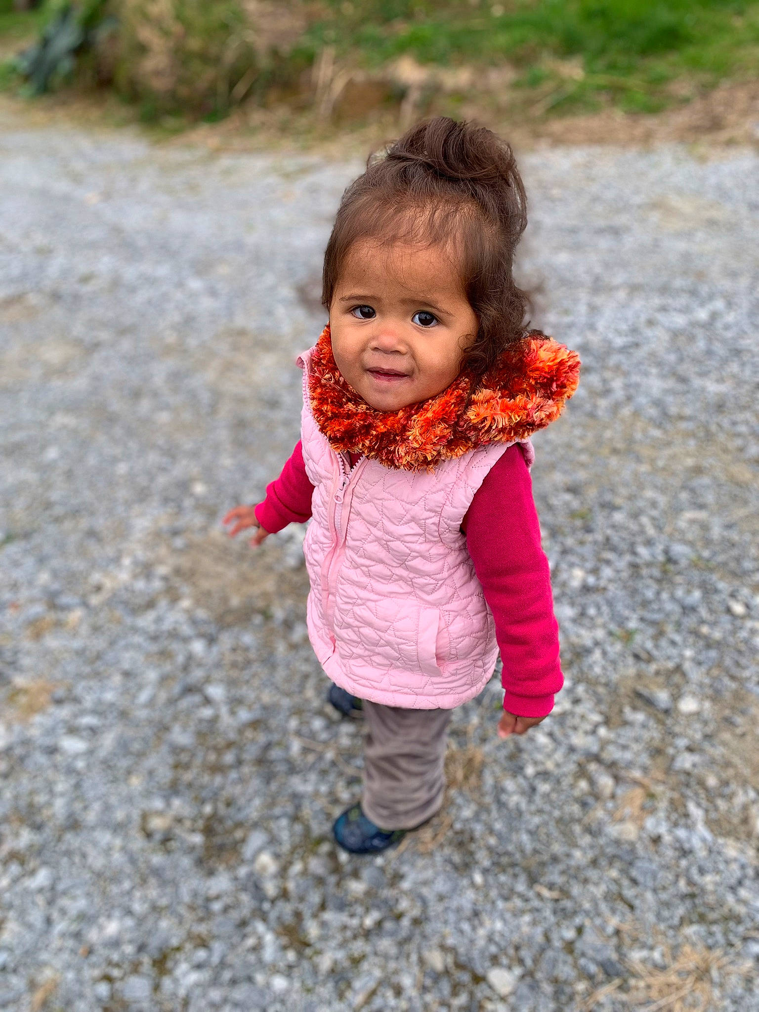 Maïly a rejoint le concours — aidez-le/la à gagner de superbes lots ! baby, baby_toddler_clothing, eye, face, fun, gesture, grass, happy, landscape, leaf, leisure, nature, nose, people_in_nature, person, plant, recreation, smile, standing, toddler