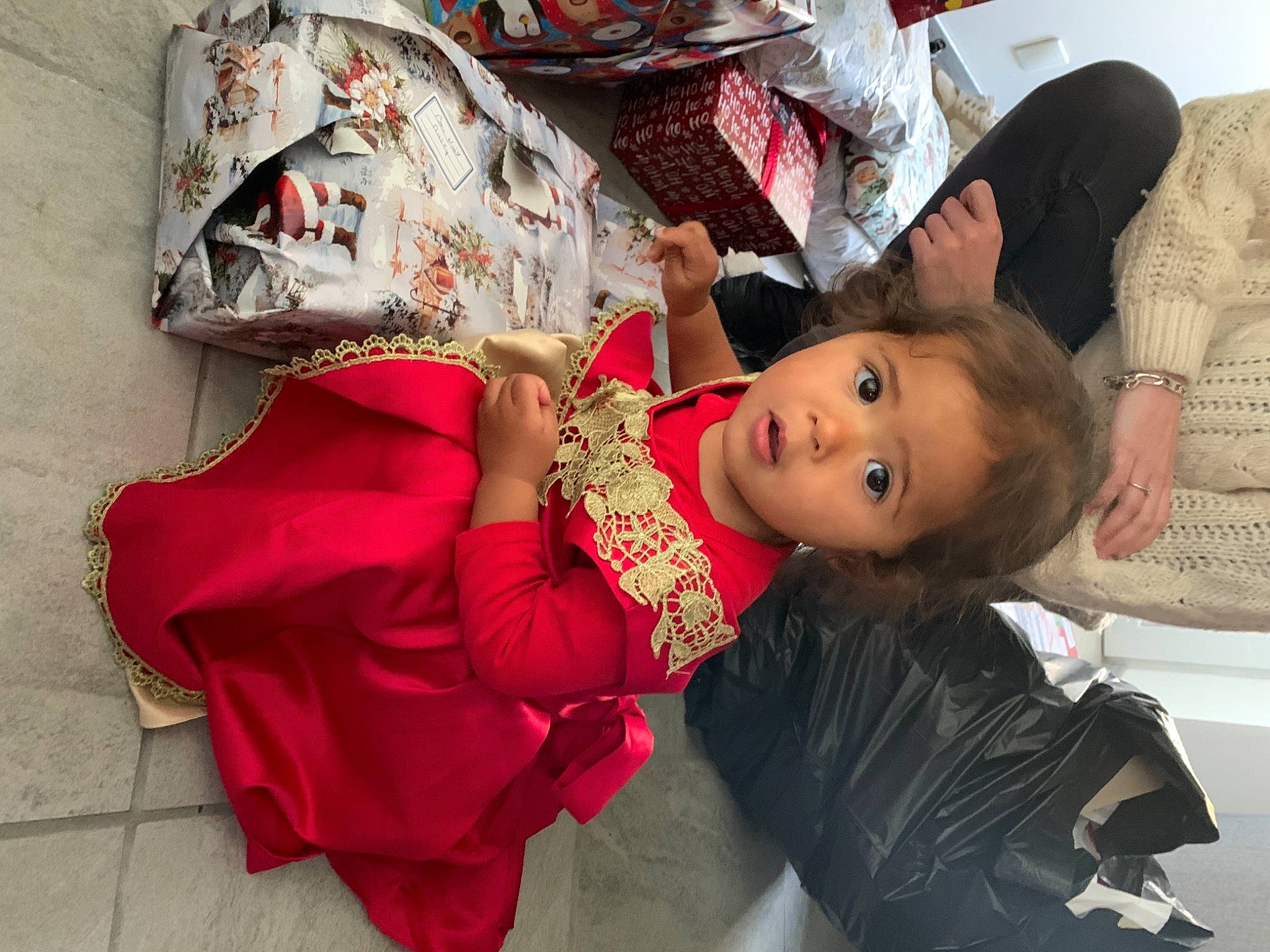 Maïly participe au concours pour gagner de l'argent avec cette photo : art, carmine, child, costume, dress, event, fashion_accessory, fun, happy, hat, kimono, person, pink, room, sitting, suit, textile, toddler, tradition, tree