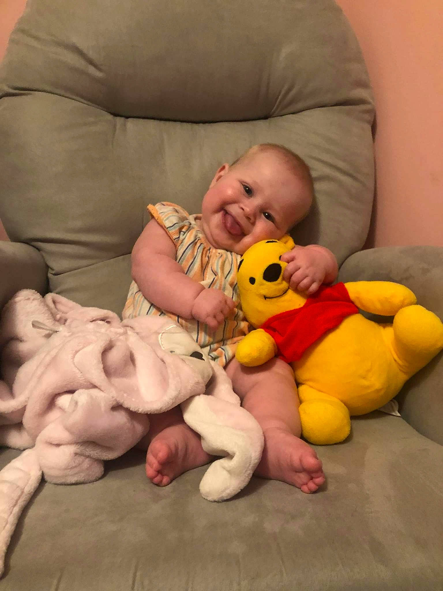 Alyssa is registered to the contest to win money with this photo: arm, baby, cheek, child, comfort, eye, finger, foot, fun, hand, happy, human_body, interaction, joy, mouth, nose, person, sitting, skin, thigh