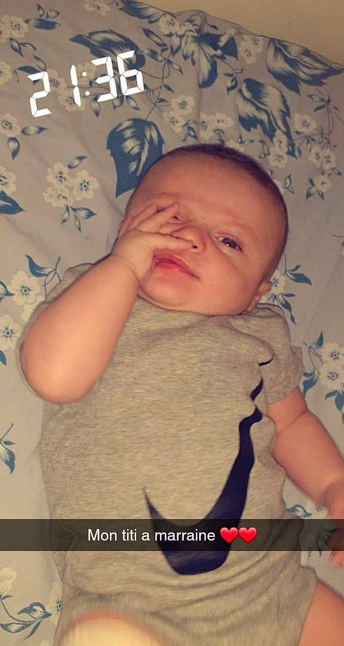 Maël a rejoint le concours — aidez-le/la à gagner de superbes lots ! arm, baby, cheek, child, face, facial_expression, forehead, head, lip, mouth, nose, person, photo_caption, skin, smile, toddler