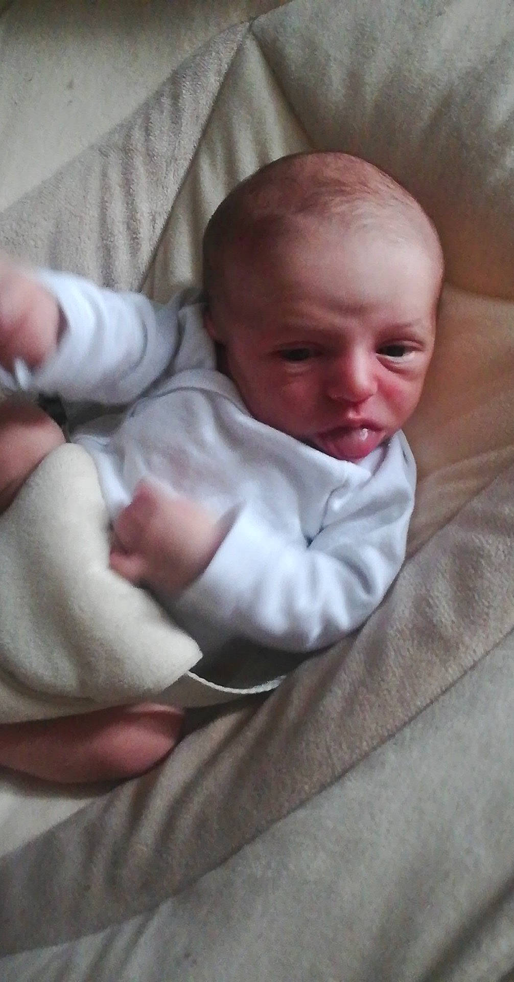 Maël a rejoint le concours — aidez-le/la à gagner de superbes lots ! baby, baby_sleeping, bedtime, cheek, child, comfort, hand, head, mouth, nap, person, skin, sleep, toddler