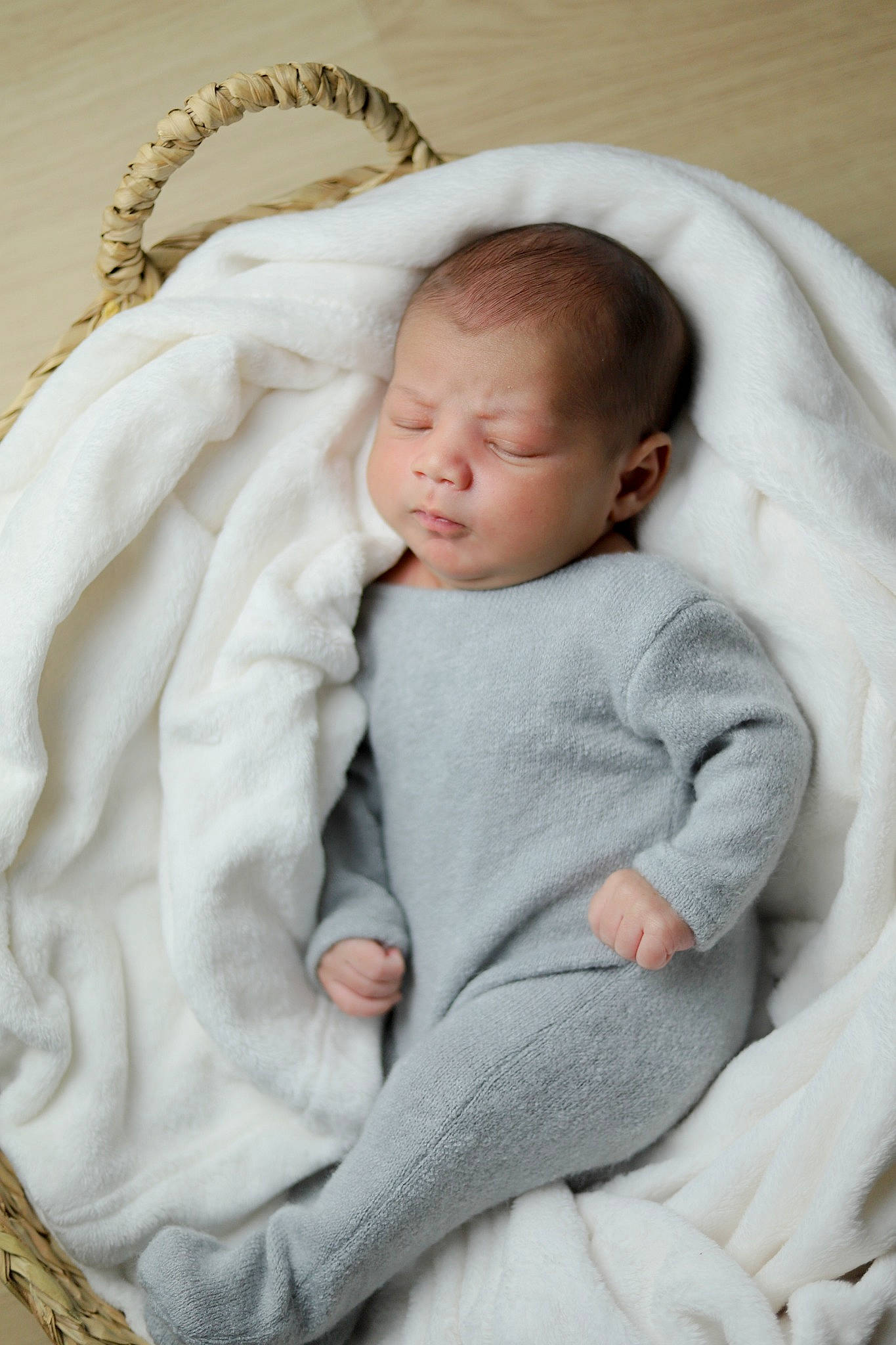 Grégoire Achille participe au concours pour gagner de l'argent avec cette photo : baby, baby_products, baby_sleeping, baby_toddler_clothing, bedding, bedtime, cheek, child, comfort, fur, grass, linens, person, portrait_photography, sitting, skin, sleeve, textile, toddler, towel