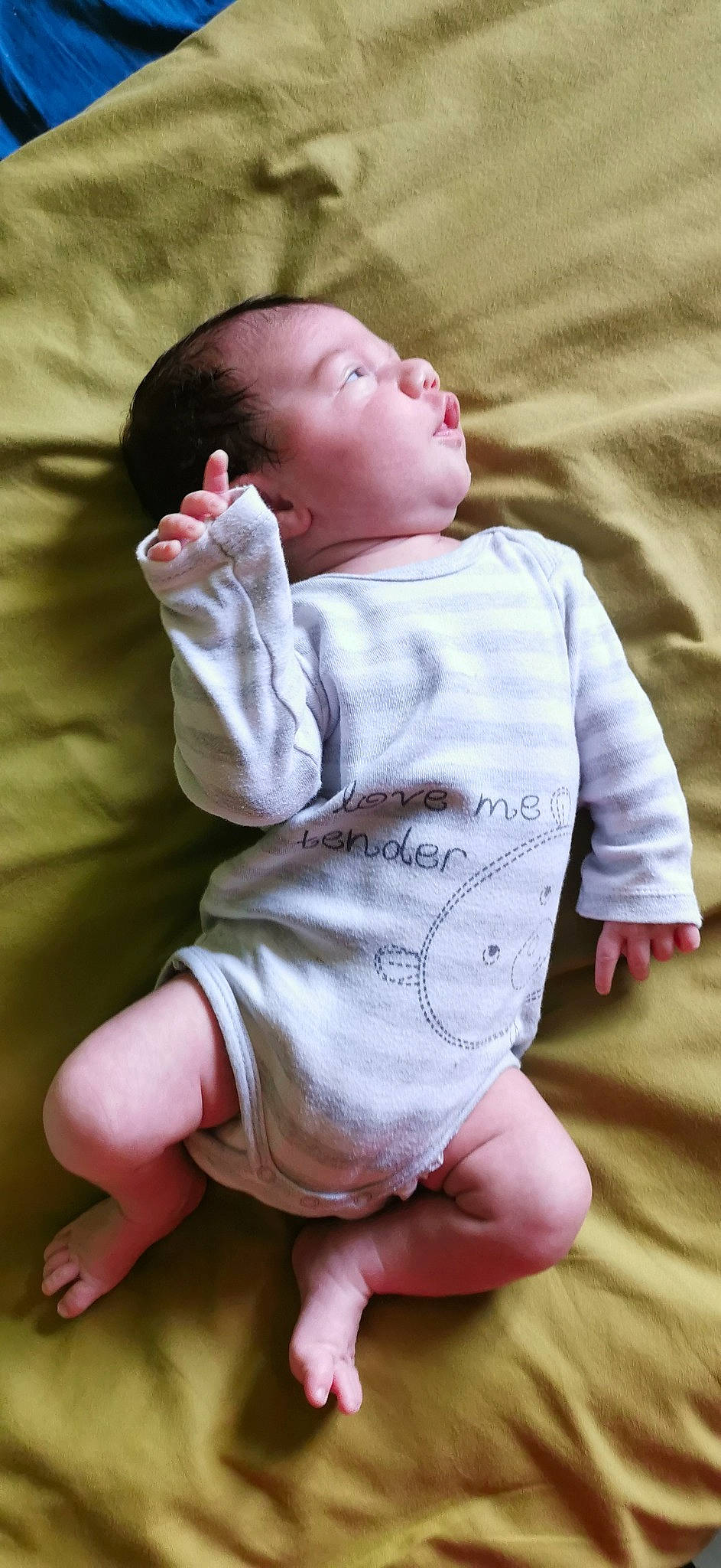 Raphaël a rejoint le concours — aidez-le/la à gagner de superbes lots ! baby, baby_toddler_clothing, barefoot, cheek, child, comfort, face, finger, foot, head, human_body, human_leg, linens, pattern, person, pink, sitting, skin, sleeve, thumb