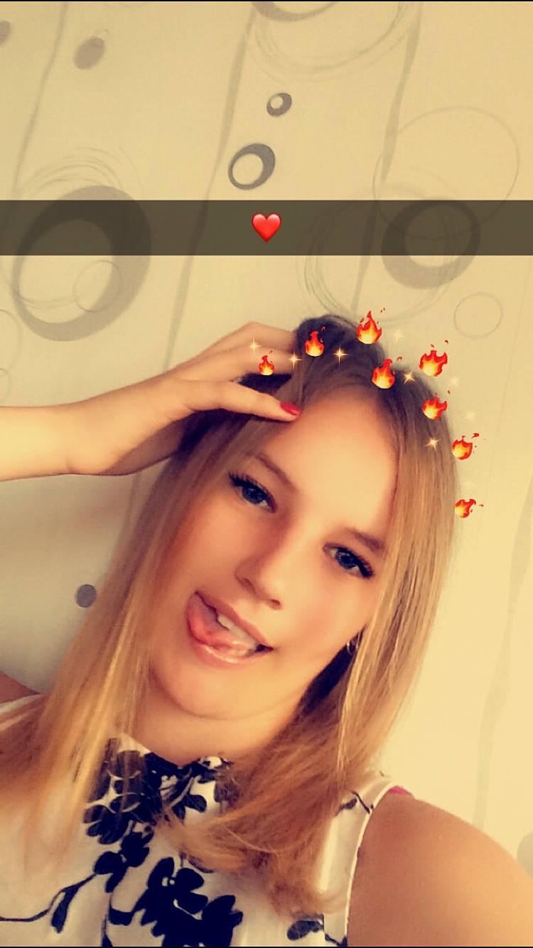 Anais a rejoint le concours — aidez-le/la à gagner de superbes lots ! beauty, blond, brown_hair, crown, eyebrow, face, fashion_accessory, forehead, hair, hairstyle, head, headgear, joy, lady, lip, long_hair, person, photography, selfie, skin