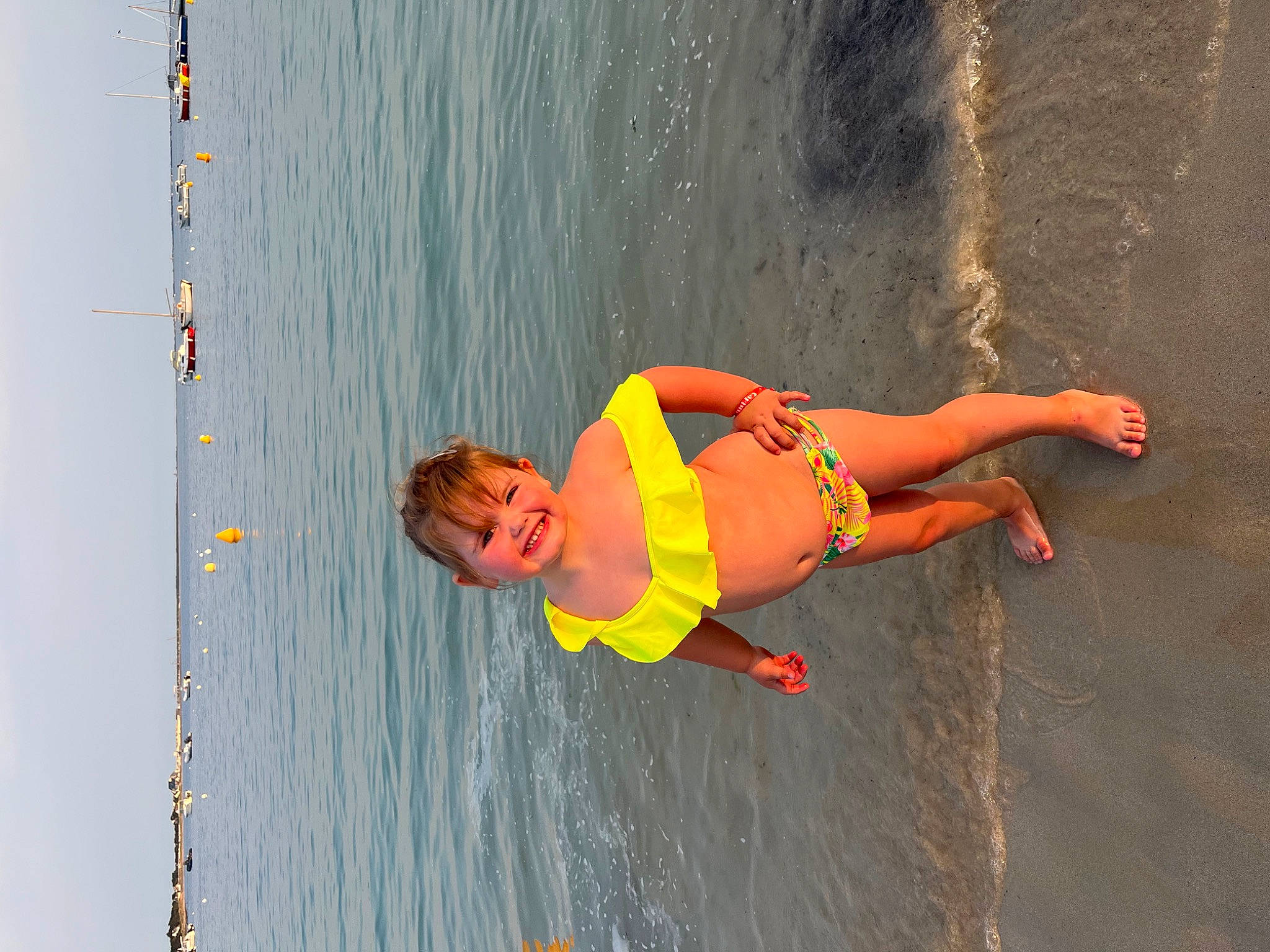 énaëlle participe au concours pour gagner de l'argent avec cette photo : barefoot, body_of_water, child, elbow, foot, fun, happy, human_leg, joy, lake, leg, leisure, ocean, people_in_nature, person, recreation, smile, thigh, toddler, tree