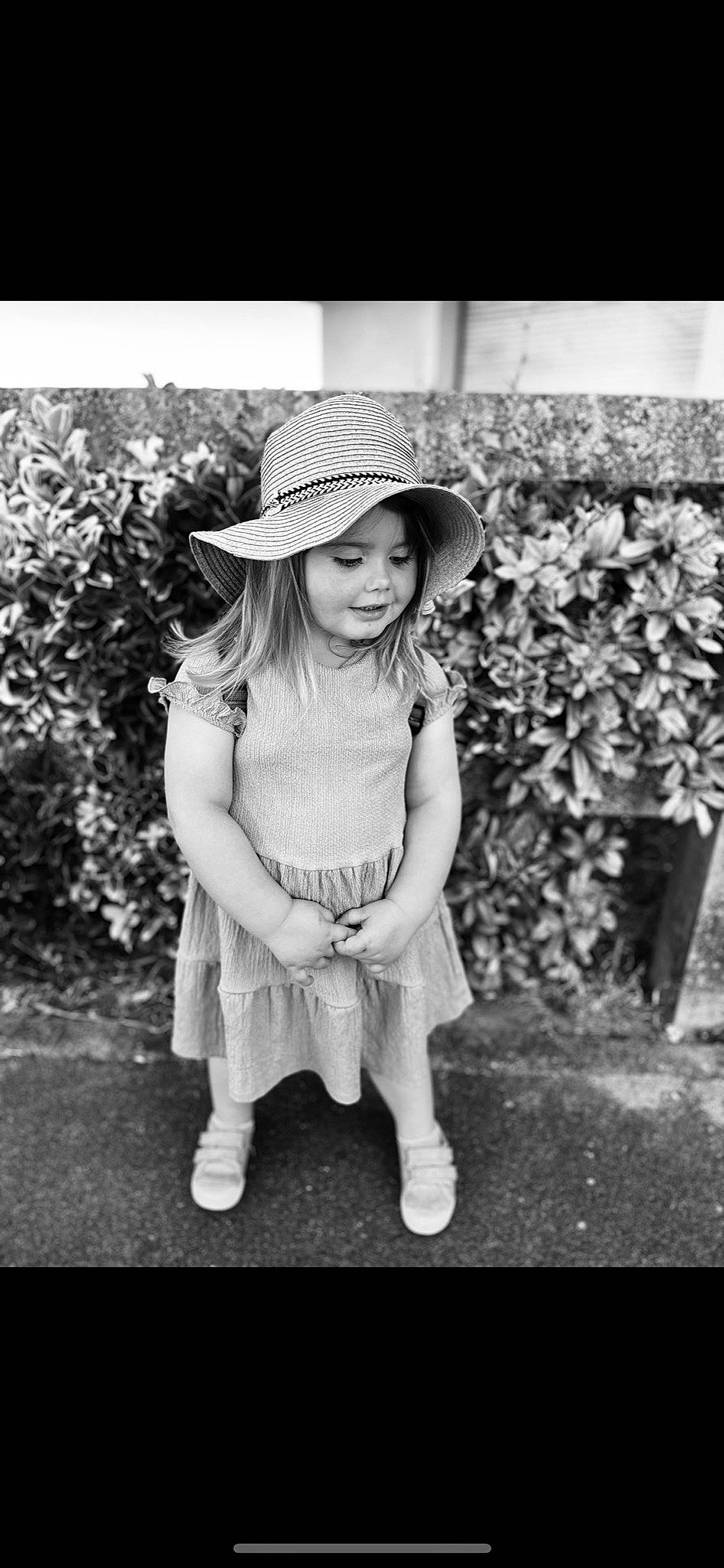 énaëlle participe au concours pour gagner de l'argent avec cette photo : black, black_and_white, dress, flash_photography, grass, happy, hat, headgear, headwear, monochrome, monochrome_photography, pattern, people_in_nature, person, photograph, plant, smile, standing, style, sun_hat