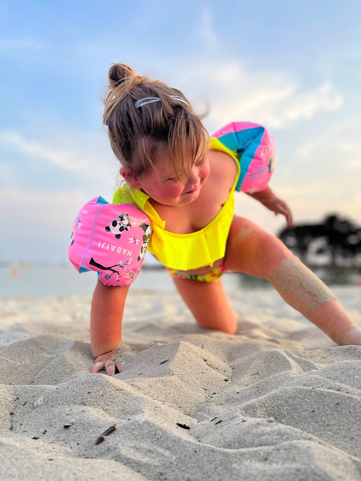 énaëlle participe au concours pour gagner de l'argent avec cette photo : arm, beach, child, cloud, fun, happy, landscape, leisure, people_in_nature, people_on_beach, person, playing_with_kids, recreation, sand, shore, shorts, sky, summer, t_shirt, toddler