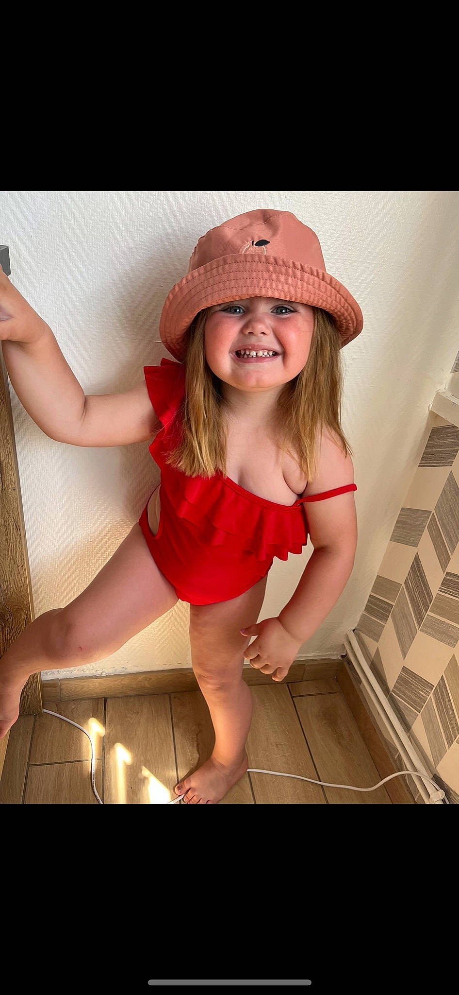 énaëlle a rejoint le concours — aidez-le/la à gagner de superbes lots ! beauty, blond, cap, fashion, flash_photography, fun, hairstyle, happy, hat, headwear, human_leg, joy, knee, magenta, pattern, person, pink, skin, smile, sun_hat