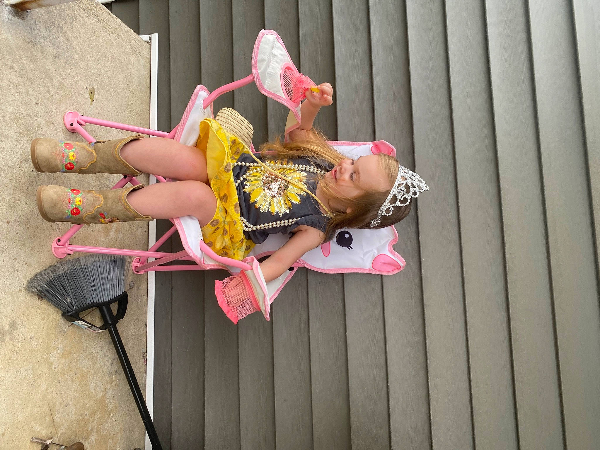 Esmae is registered to the contest to win money with this photo: arm, art, child, fashion_design, foot, fun, happy, human_leg, leg, magenta, pattern, person, pink, sandal, sitting, t_shirt, thigh, visual_arts