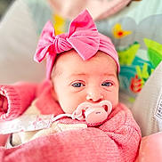 Elena a rejoint le concours — aidez-le/la à gagner de superbes lots ! baby, baby_clothing, baby_girl, blanket, blue_eyes, bow, child, closeup, cozy, cute, face, headband, indoors, infant, knitwear, newborn, pacifier, pink, portrait, soft_focus