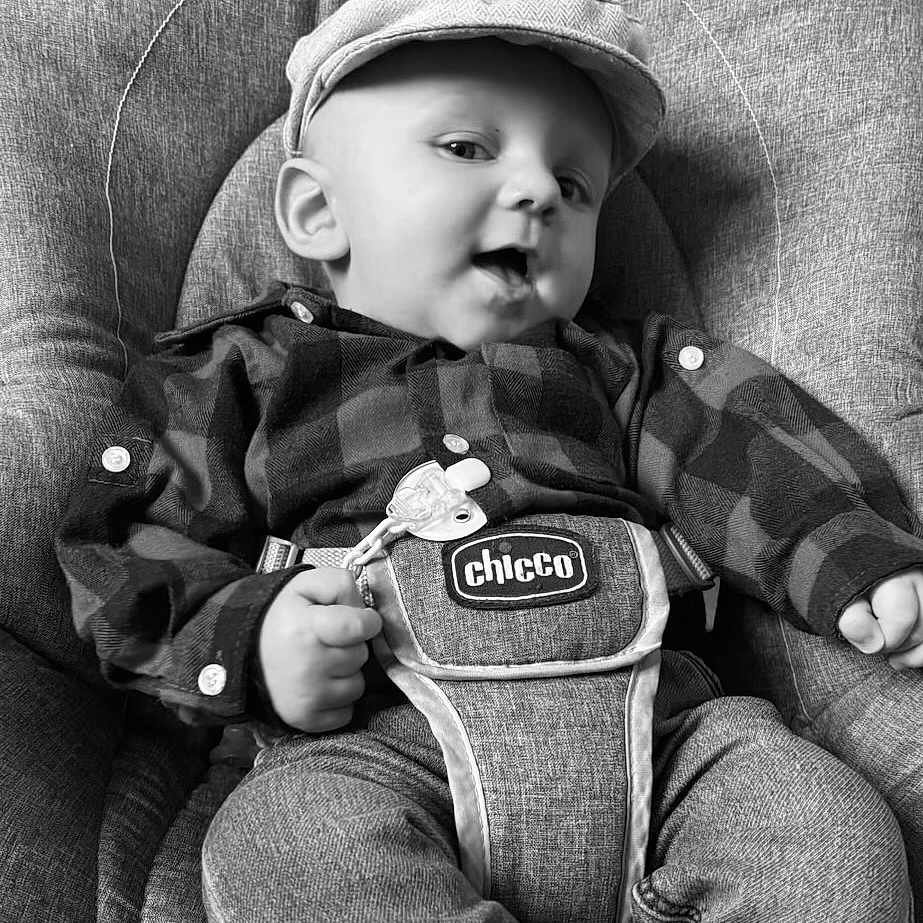 Marcel a rejoint le concours — aidez-le/la à gagner de superbes lots ! baby, baseballcap, bodypart, cap, chair, clothing, coat, face, finger, furniture, hand, hat, head, jacket, jeans, pants, person, photography, portrait, yawning