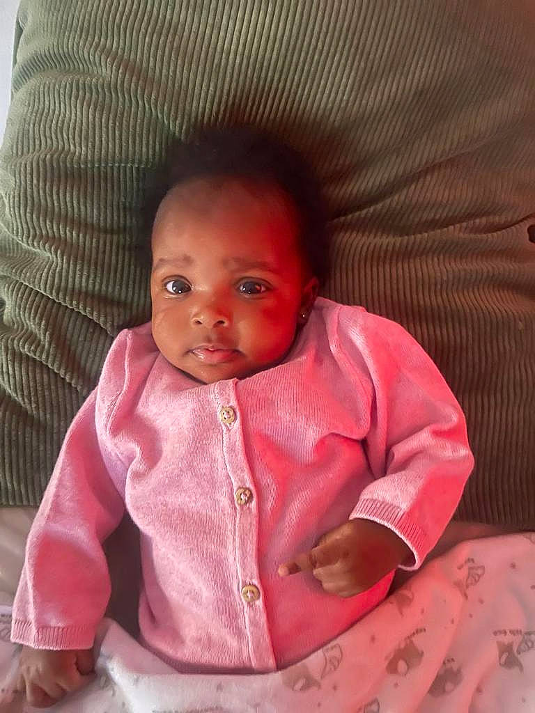 Paris participe au concours pour gagner de l'argent avec cette photo : baby, baby_products, baby_toddler_clothing, cheek, child, collar, comfort, eye, eyebrow, head, iris, linens, lip, nose, person, pink, room, sitting, skin, sleeve