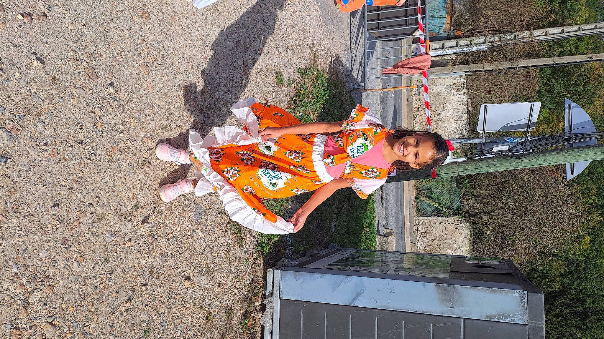 Anna La Ferte Sous Jouarre a rejoint le concours — aidez-le/la à gagner de superbes lots ! asphalt, building, fun, joy, leisure, musical_instrument, person, plant, recreation, smile, toddler, tree, walking_shoe