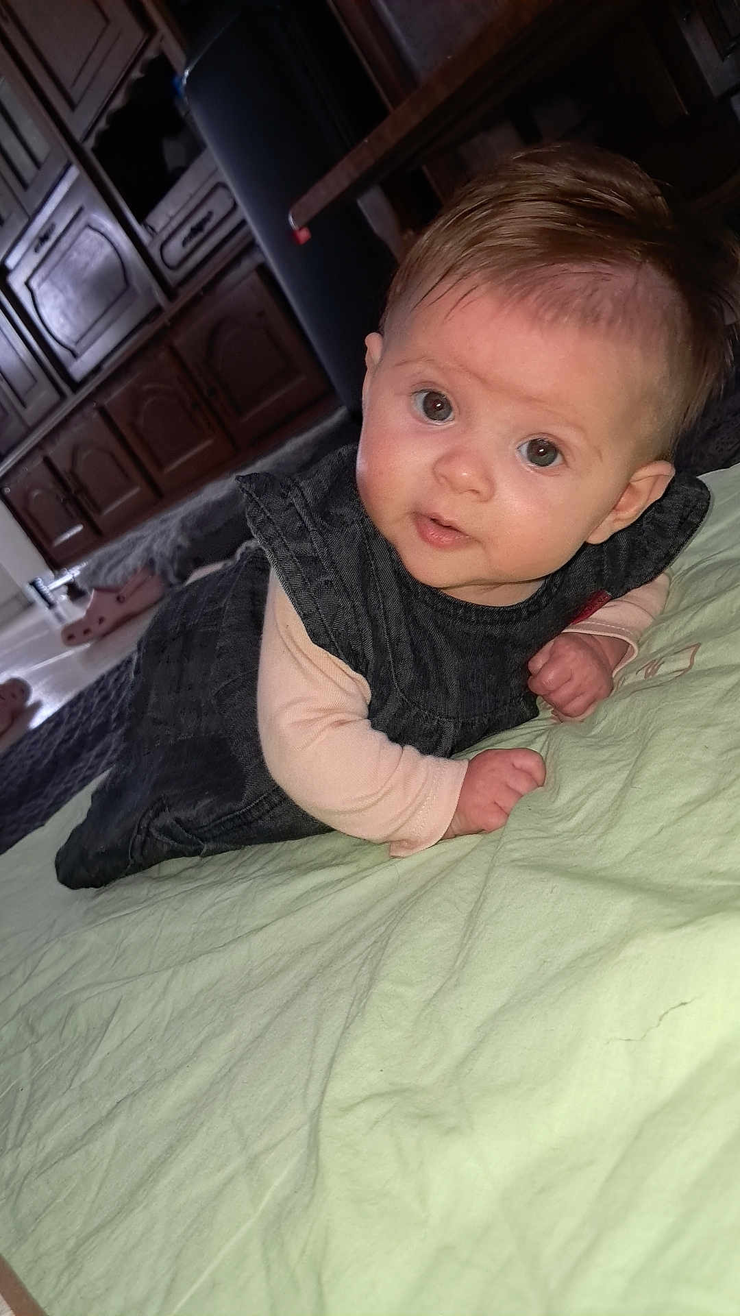 Jade participe au concours pour gagner de l'argent avec cette photo : baby, infant, child, blanket, clothing, indoor, furniture, wooden_cabinet, floor, slippers, curious, looking, portrait, cute, soft_lighting, home, young, person, bedroom, crawling