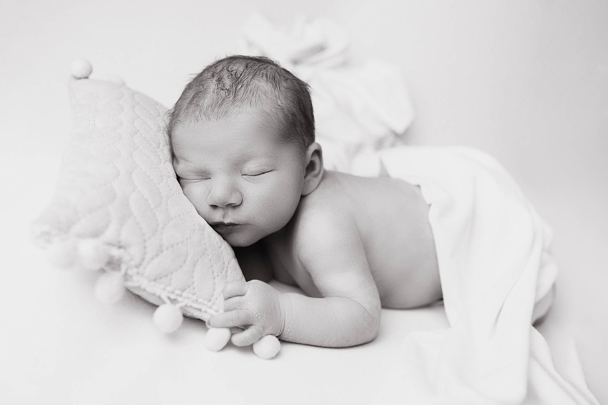 Victoria a rejoint le concours — aidez-le/la à gagner de superbes lots ! baby, baby_toddler_clothing, child, comfort, flash_photography, flooring, fun, fur, gesture, grass, happy, iris, monochrome, monochrome_photography, person, portrait_photography, sitting, stock_photography, toddler, tummy_time